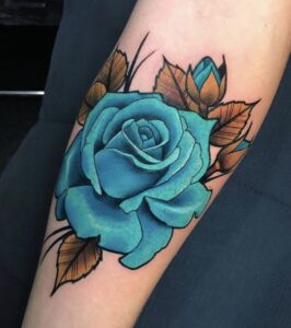 tatuaj watercolor flor azul en el brazo