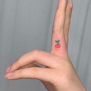 tatuaje minimalista cereza en lo dedos