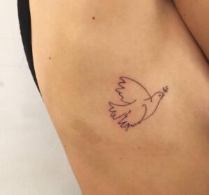 Tatuaje de paloma minimalista en el costado lineas finas