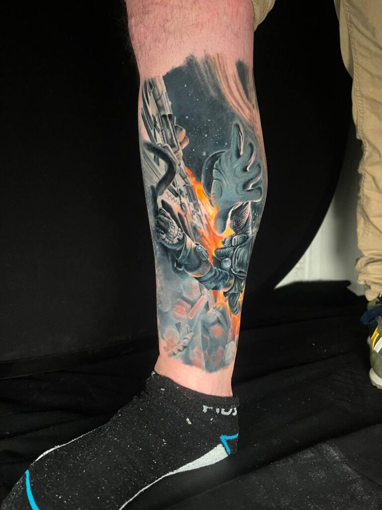 tatuaje astronauta en la pierna estilo realista