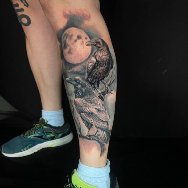 cuervos tatuajes de dos cuervos en la pierna estilo realista