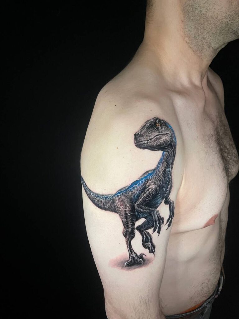 tatuaje de tiranosaurio rex en el brazo, estilo realista