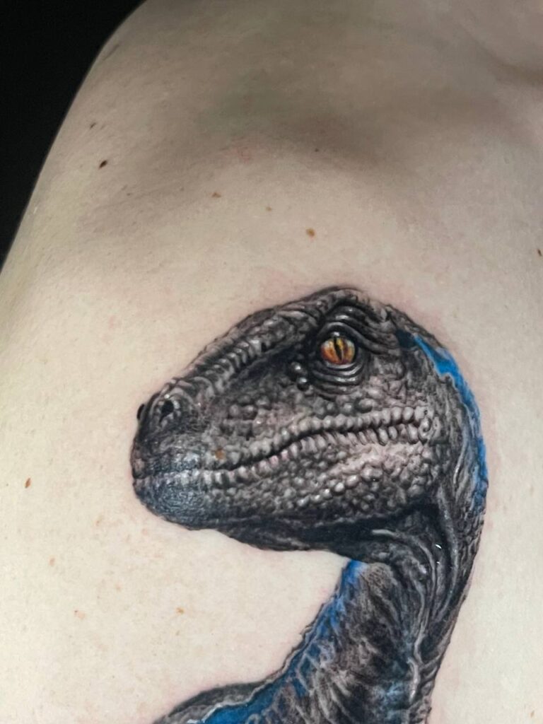tatuaje tiranosaurio rex en el brazo, estilo realista