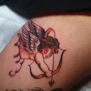 tatuaje minimalista cupido