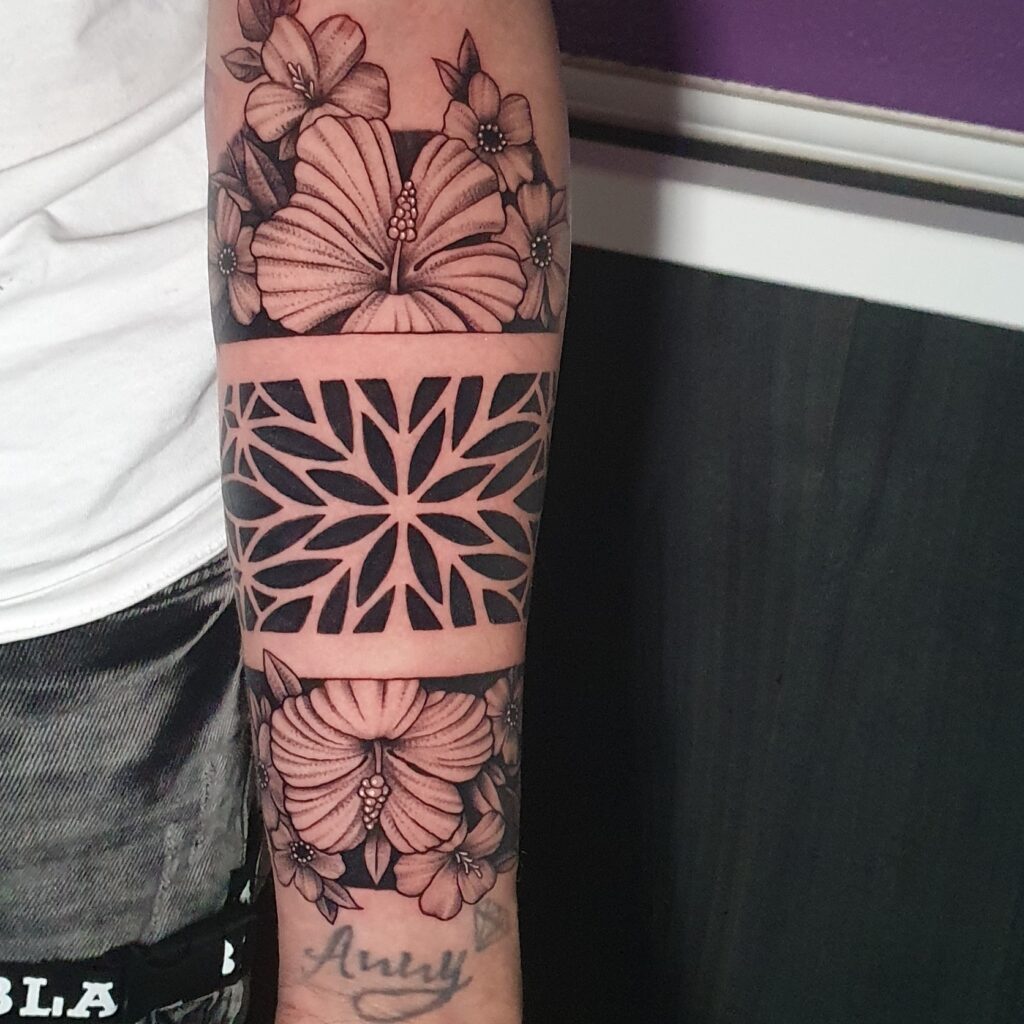 tatuaje blackwork flores con figura en el brazo