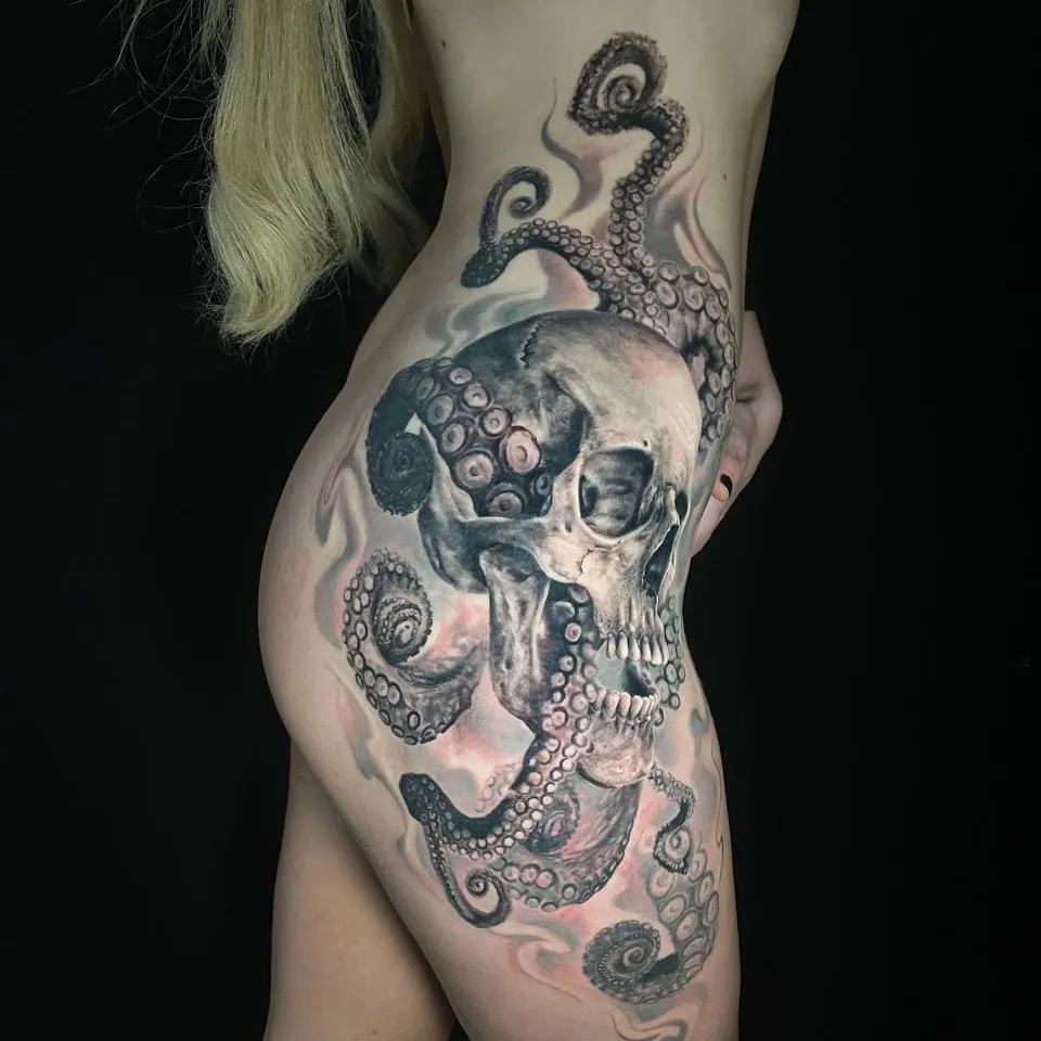 tatuaje realismo cráneo con tentáculos