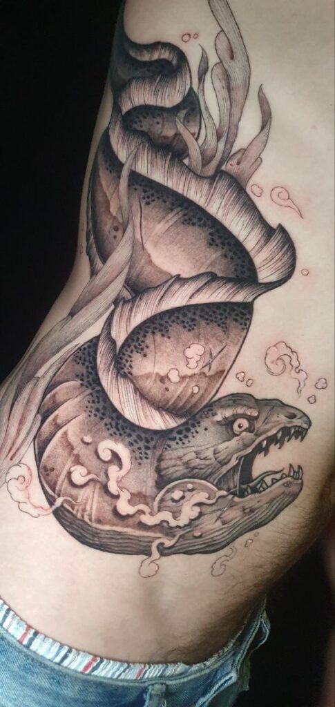 tatuaje blackwork anguila