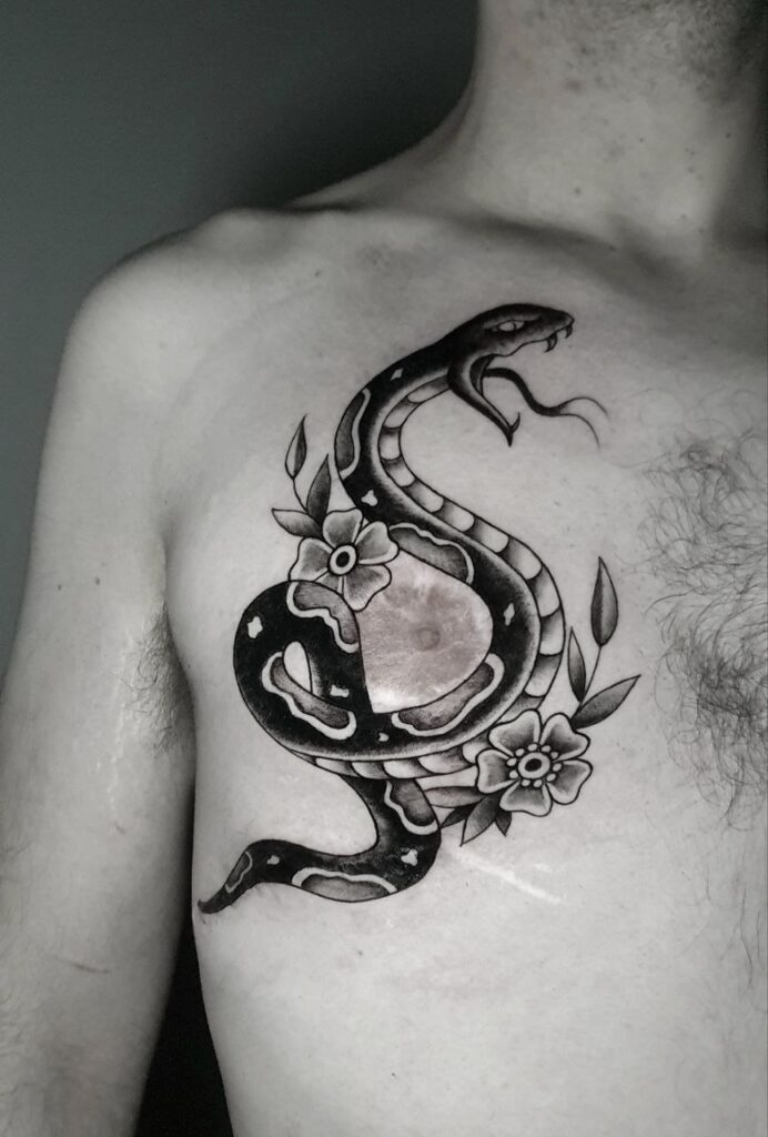 tatuaje en el pecho serpiente