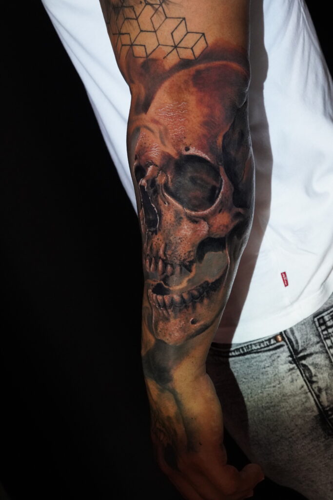 tatuaje realismo calavera en el brazo