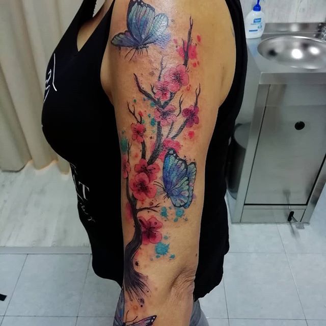 tatuaje brazo mujer watercolor