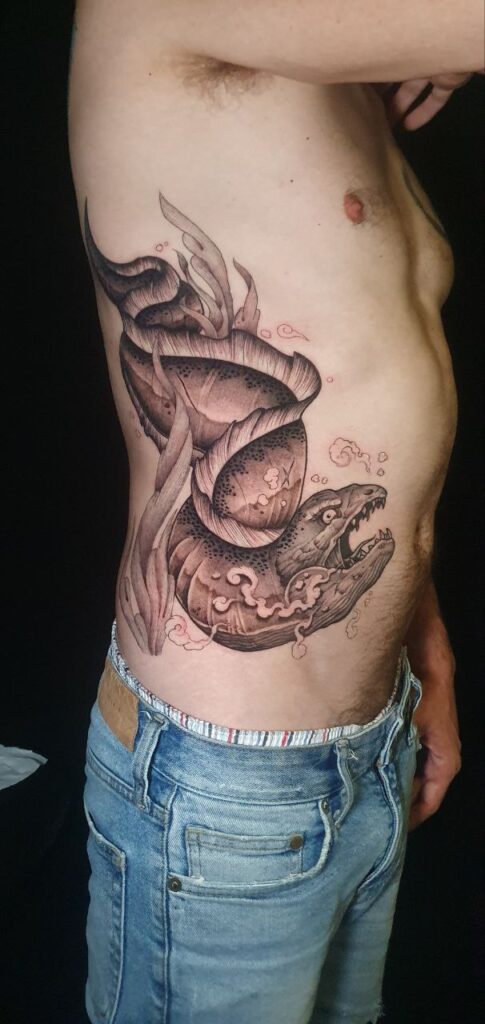 tatuaje costilla blackwork anguila