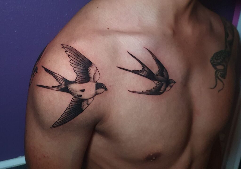 tatuaje blackwork aves volando en el pecho