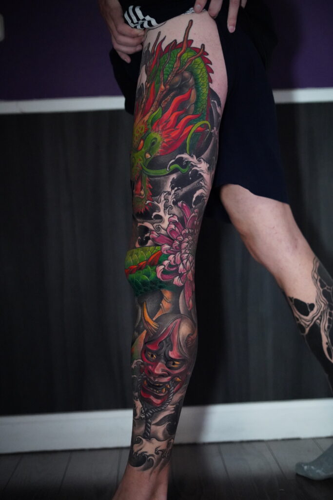 tatuaje realismo color manga dragón en la pierna