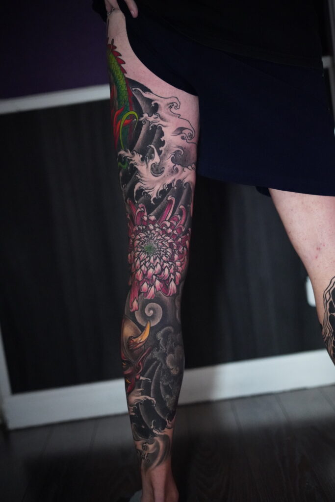 tatuaje manga en la pierna