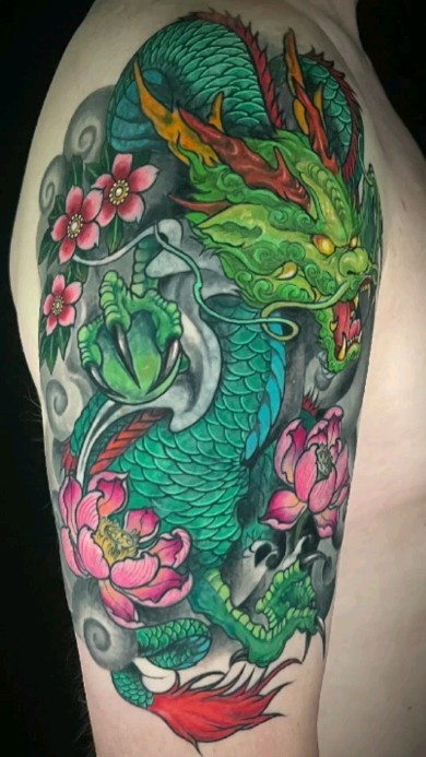 tatuaje watercolor de un dragón