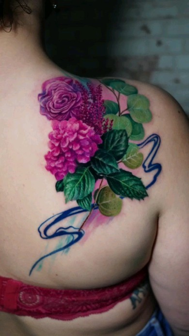 tatuaje watercolor de unas flores