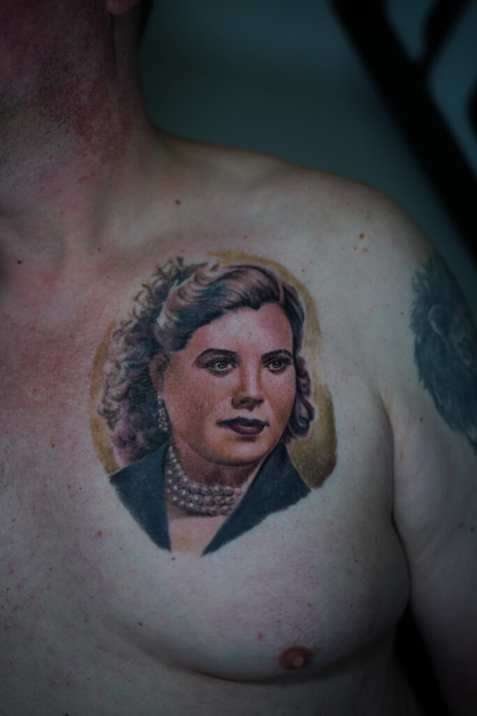 tatuaje realismo en el pecho de una mujer