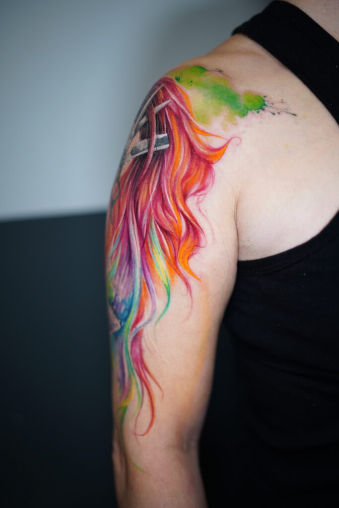tatuaje hombro watercolor cabello de colores