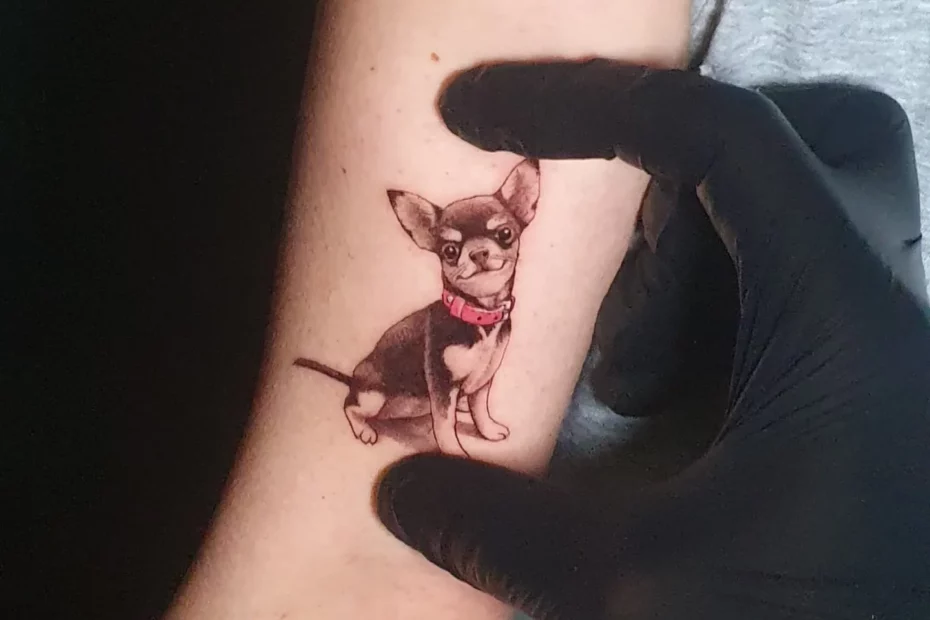Tatuaje realismo a color perro chihuahua