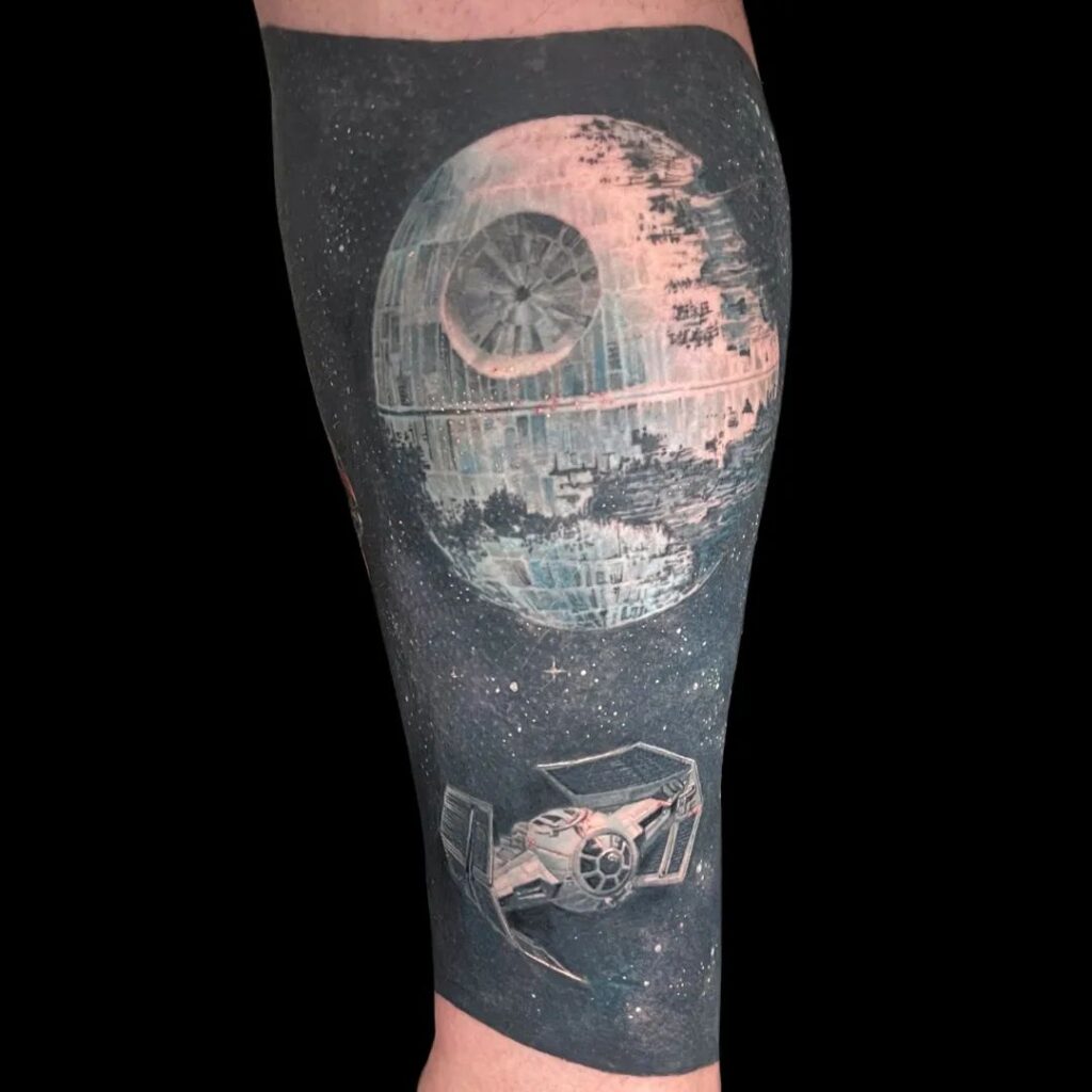 Tatuaje realismo a color satélite