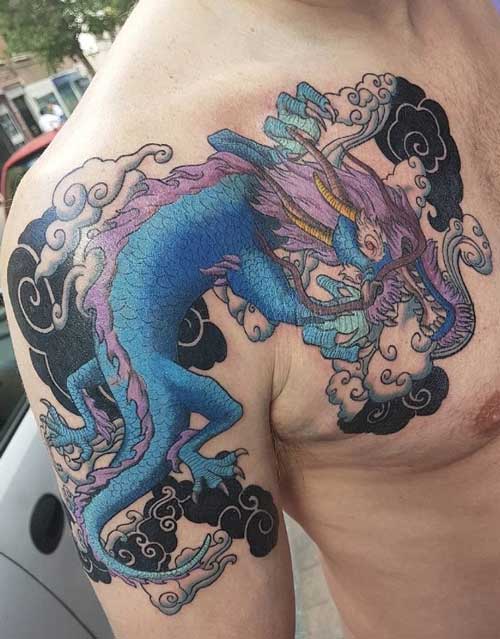 Tatuaje neotradicional de dragón oriental azul en el hombro