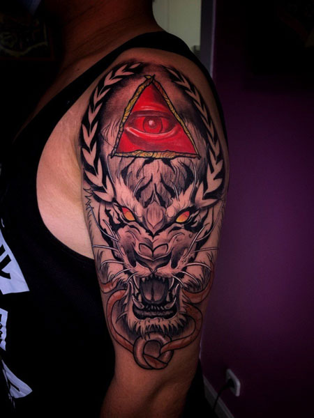 tatuaje neotradicional de tigre con ojo triangular en el brazo