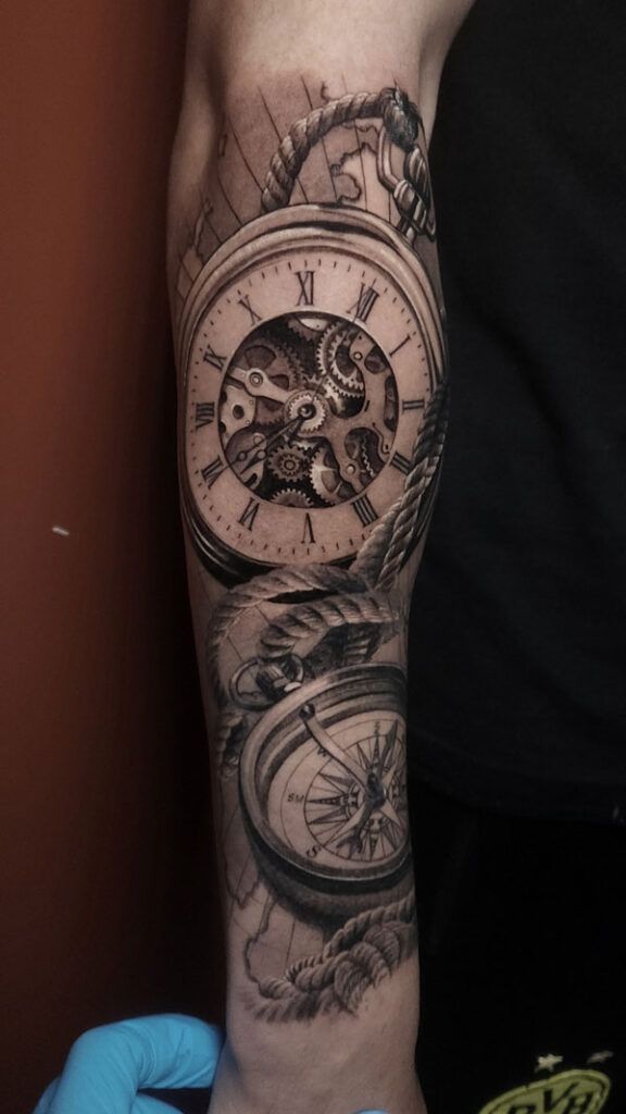 Tatuaje reloj realista