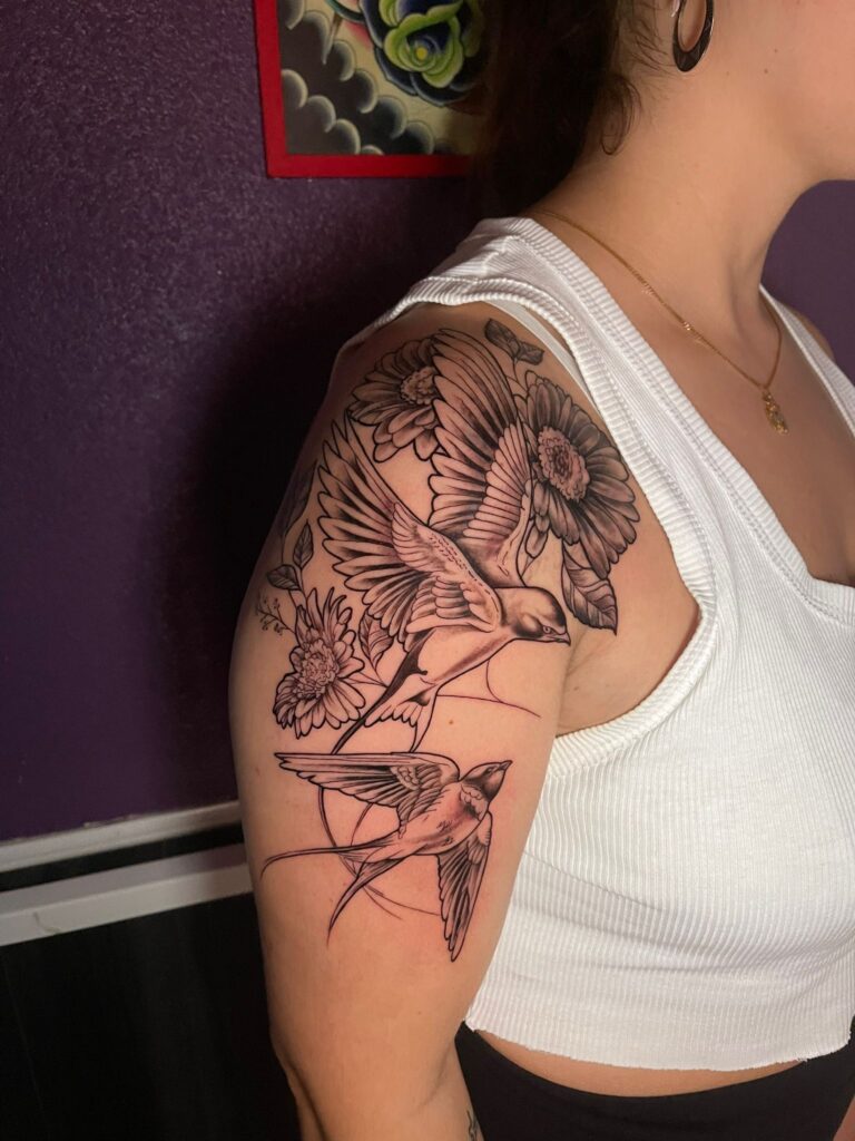 Tatuaje realismo pájaro con flor