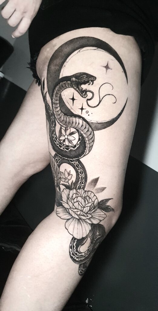 Tatuaje realismo serpiente bajo la luna