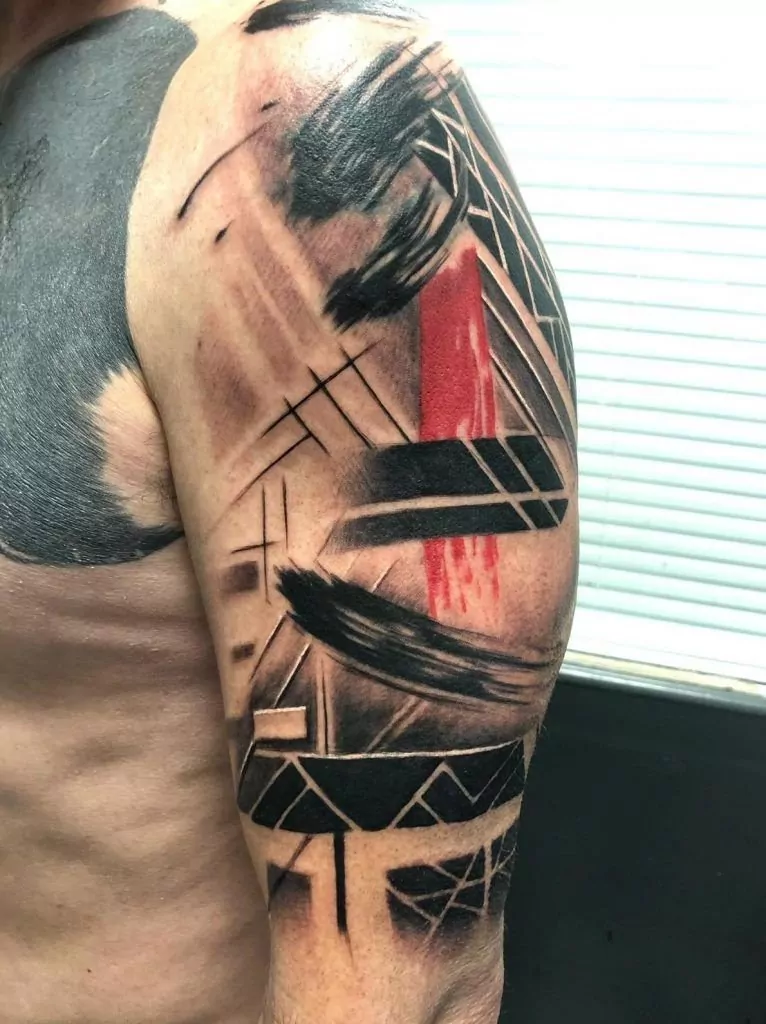 Tatuaje estilo trash polka en el brazo