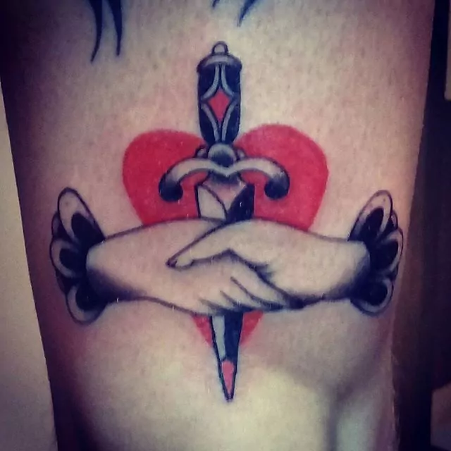 tatuaje old school de espada con manos