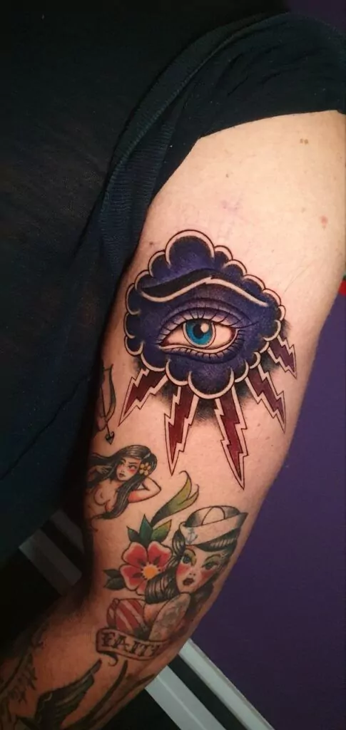 tatuaje realismo color nube con un ojo