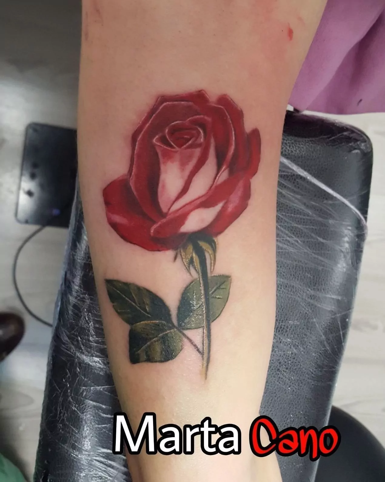 Tatuaje de una rosa estilo realismo a color en el brazo
