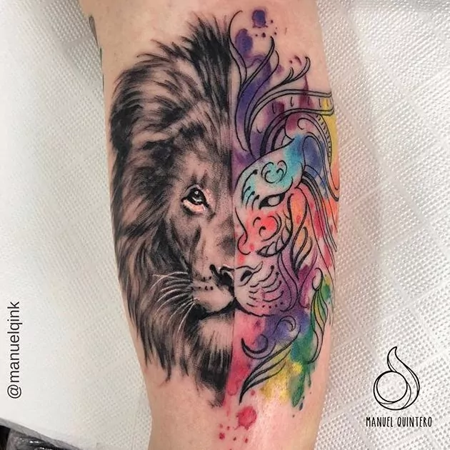 Tatuaje de un león mitad realismo y mitad minimalista con efecto watercolor en el brazo
