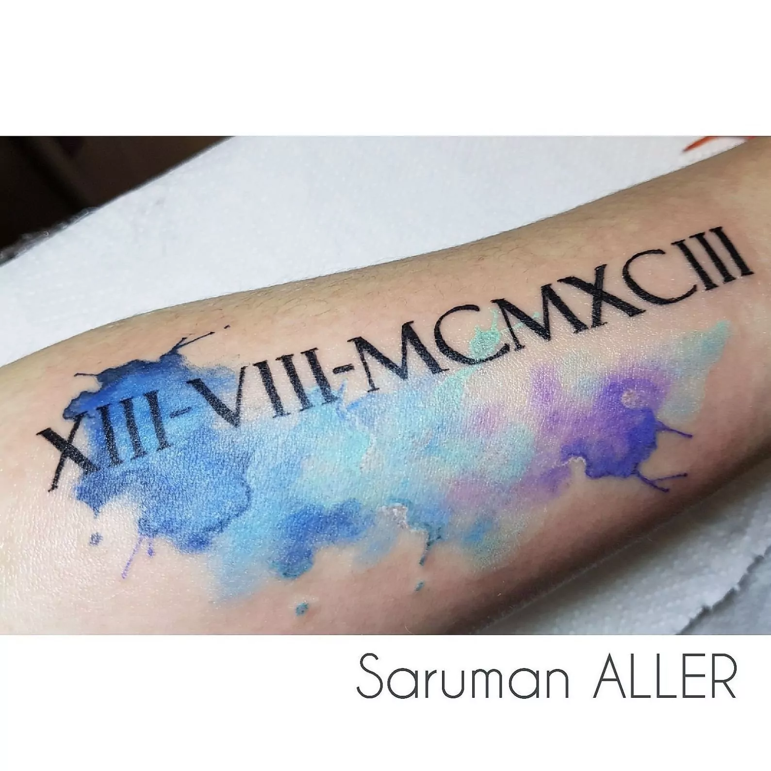 Tatuaje estilo lettering con efecto watercolor en el antebrazo