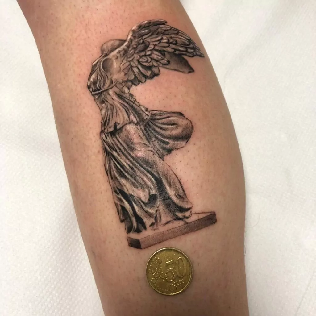 Tatuaje de la estatua Victoria de SamotraciaSamotracia estilo realismo en el antebrazo