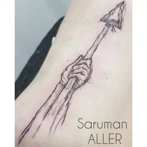 tatuaje minimalista de una lanza