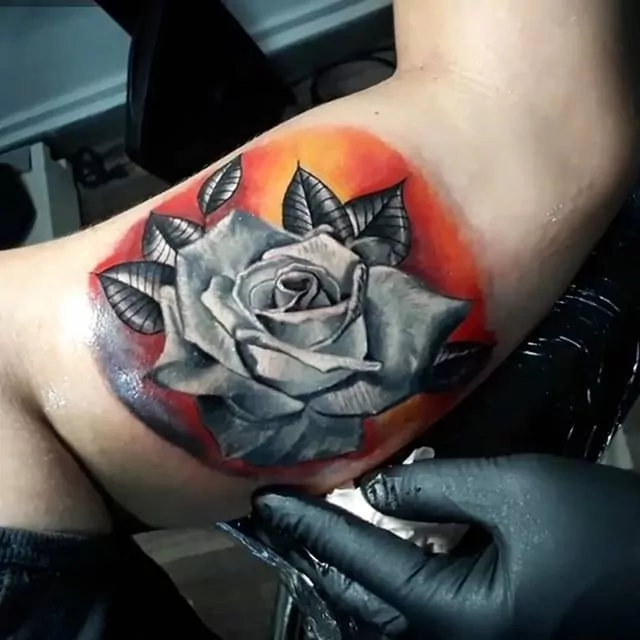 Tatuaje rosa estilo neotradicional