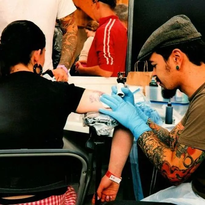 Tatuador realizando un tatuaje