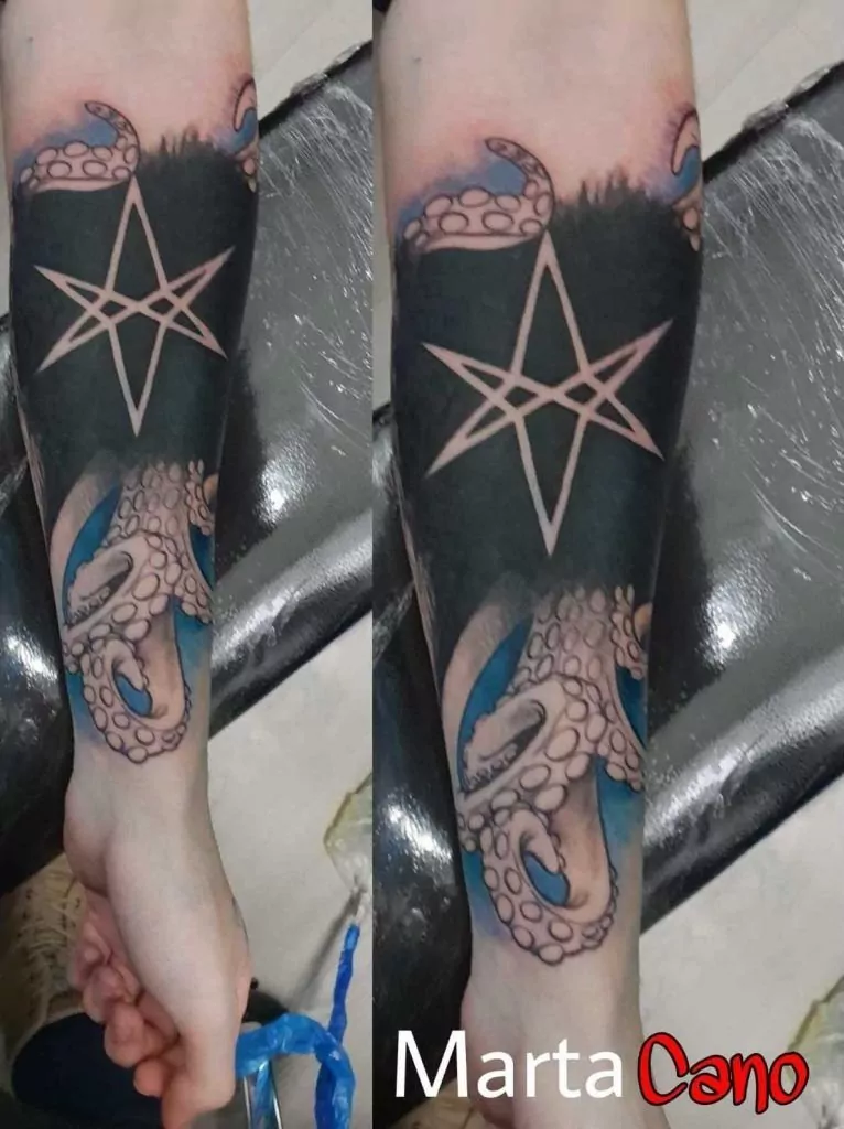 Tatuaje estilo black work en el antebrazo