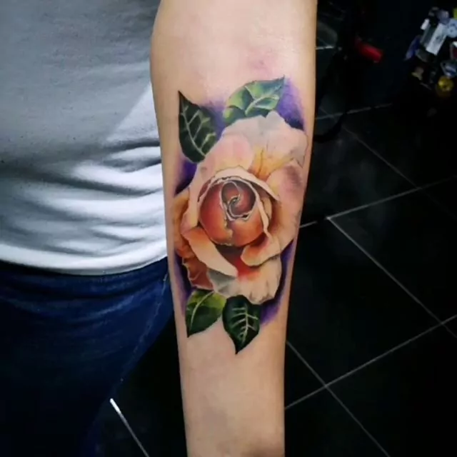 Tatuaje rosa realismo a color