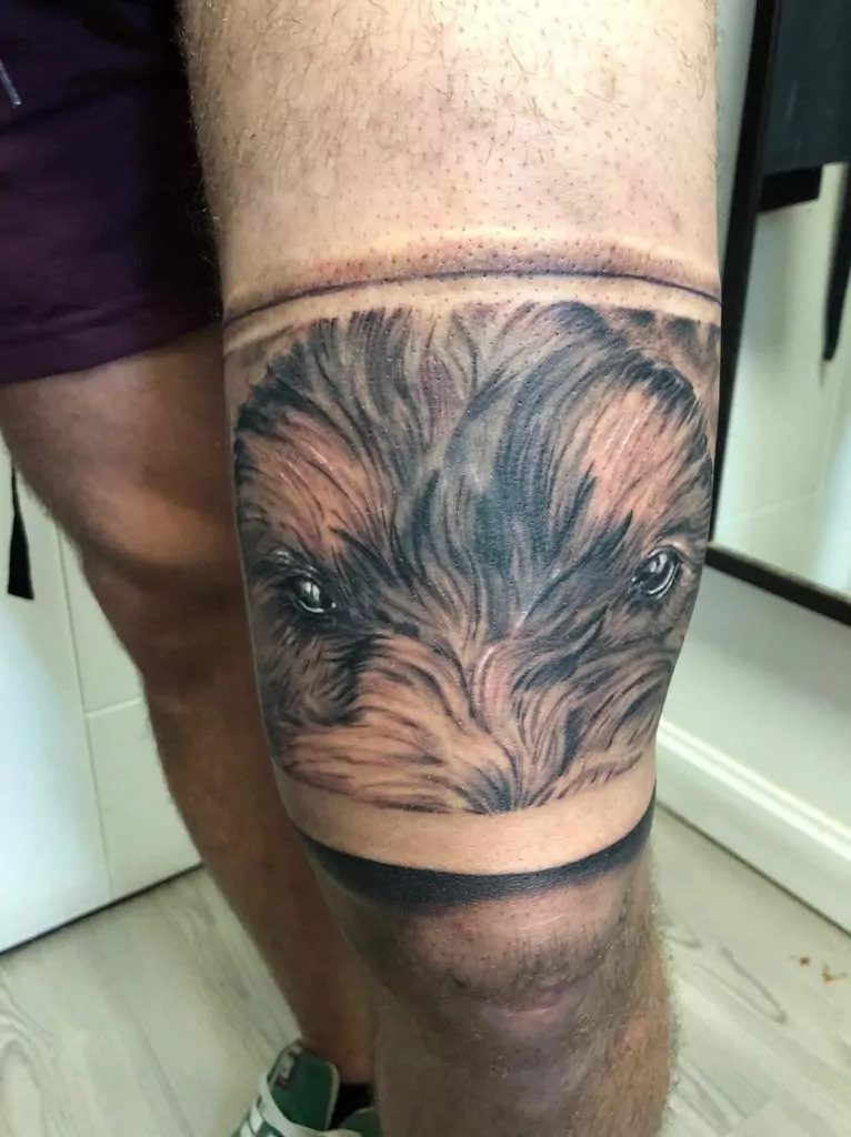 Tatuaje de estilo realismo en la pierna