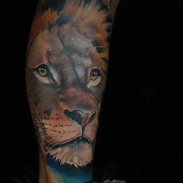 Tatuaje león estilo realismo en la pierna