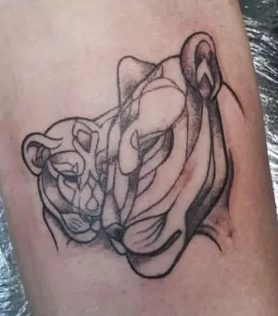 Tatuaje de una leona con su cachorrito estilo minimalista.