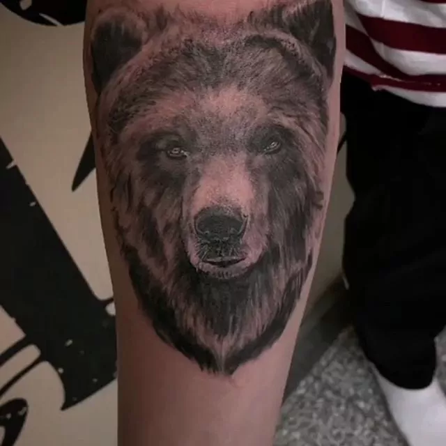 Tatuaje oso estilo realismo en el antebrazo