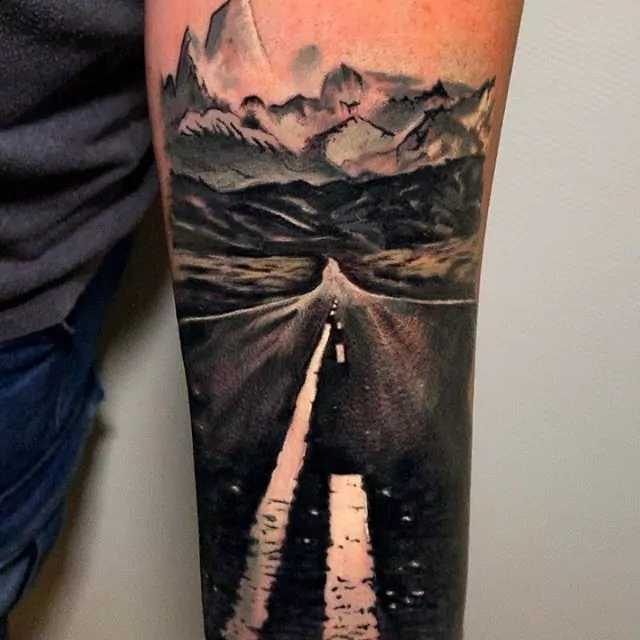Tatuaje carretera estilo realismo
