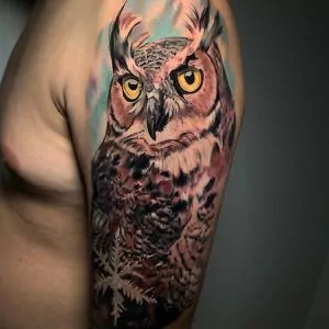 Tatuaje búho en el brazo estilo realismo