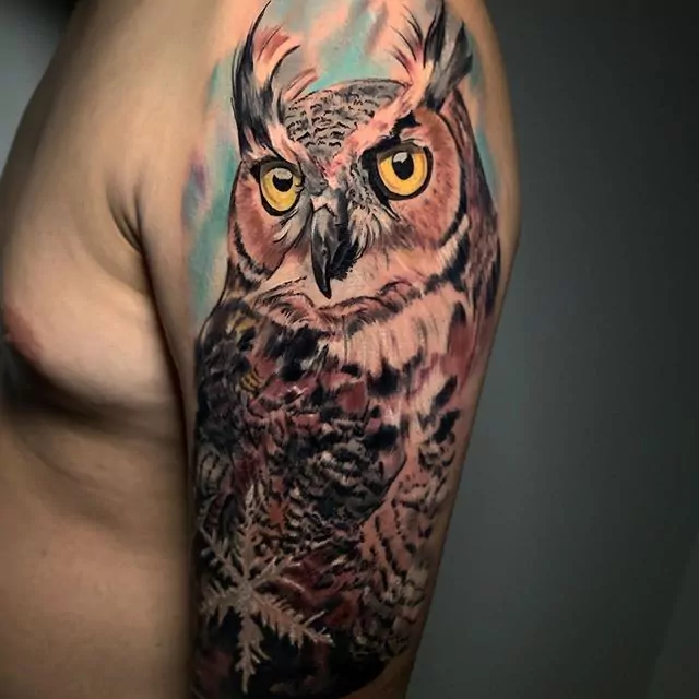 Tatuaje búho en el brazo estilo realismo