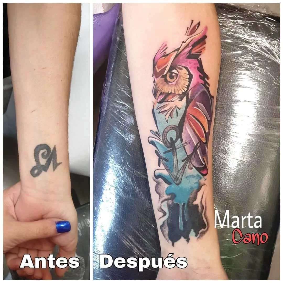 Tapado de tatuaje a color en el antebrazo