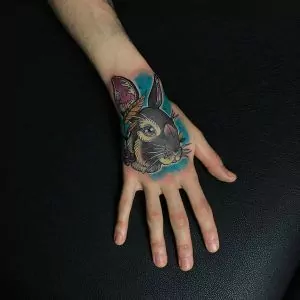 Tatuaje conejo estilo neotradicional en la mano